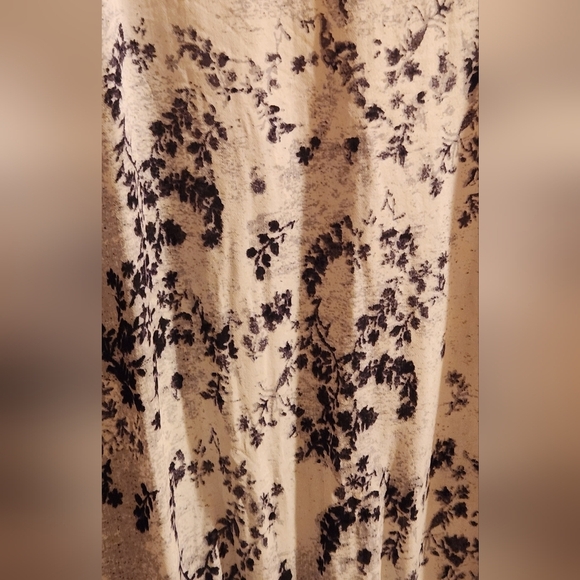 Women's Banana Republic 100% Silk Floral Blouse- Medium - Picture 5 of 6